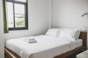 Escritorio, tabla de planchar con plancha, wifi gratis y ropa de cama 