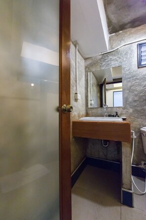 Dusche, kostenlose Toilettenartikel, Haartrockner, Handtücher