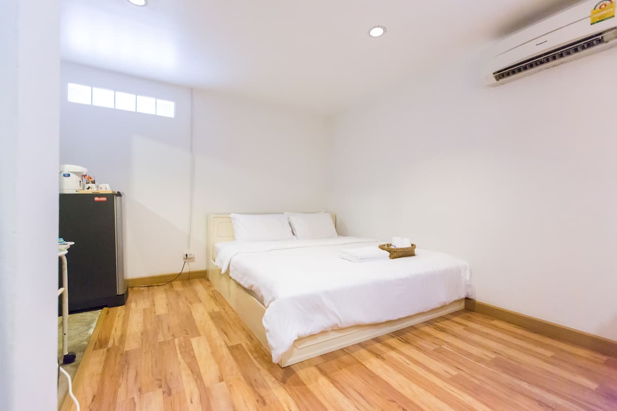 Desk, iron/ironing board, free WiFi, bed sheets