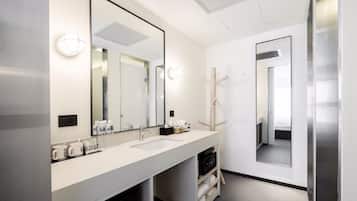 Douche, douche cascade, séchoir à cheveux, peignoirs