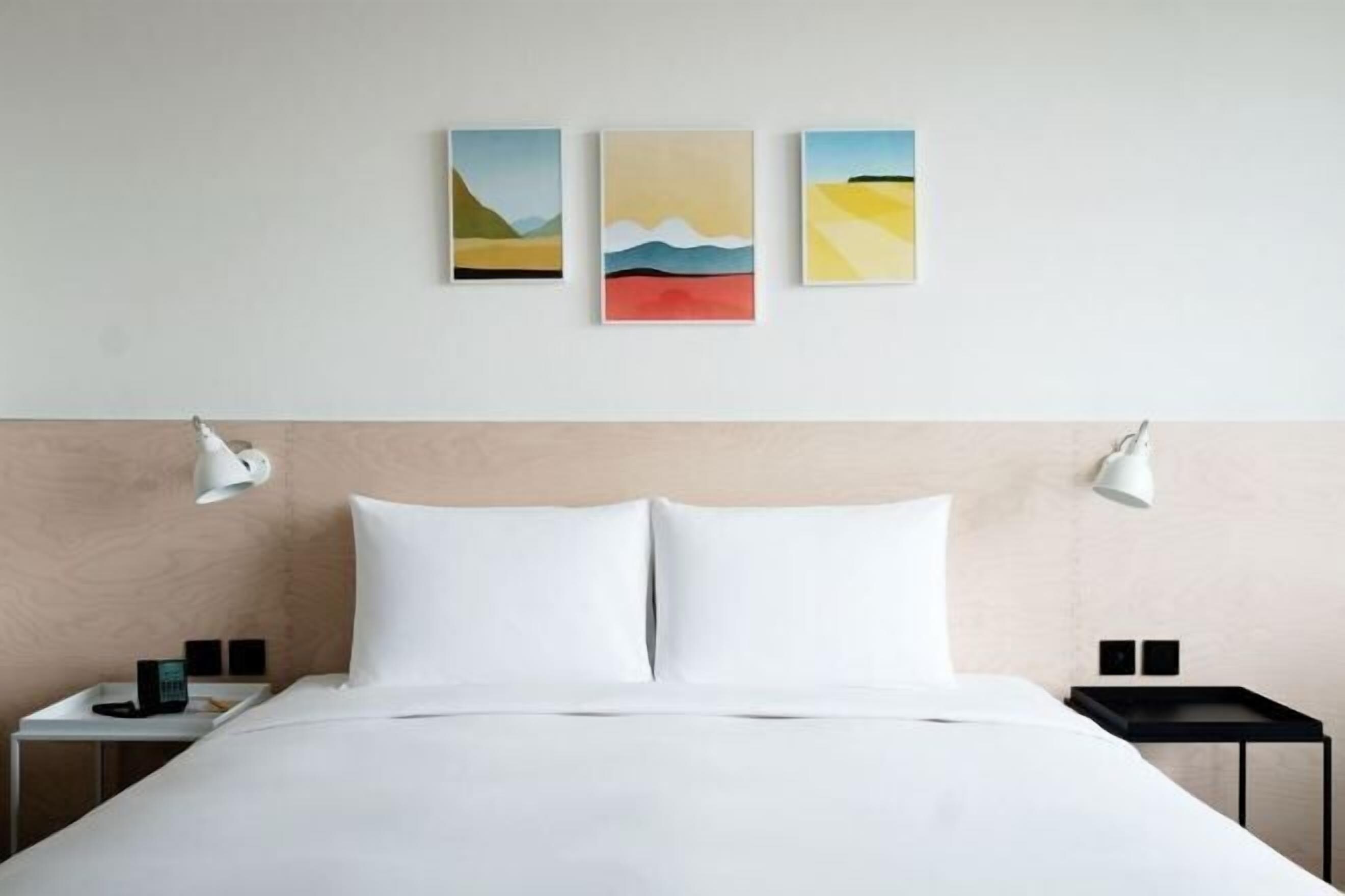 高級寝具、羽毛の掛け布団、セーフティボックス (室内)、デスク