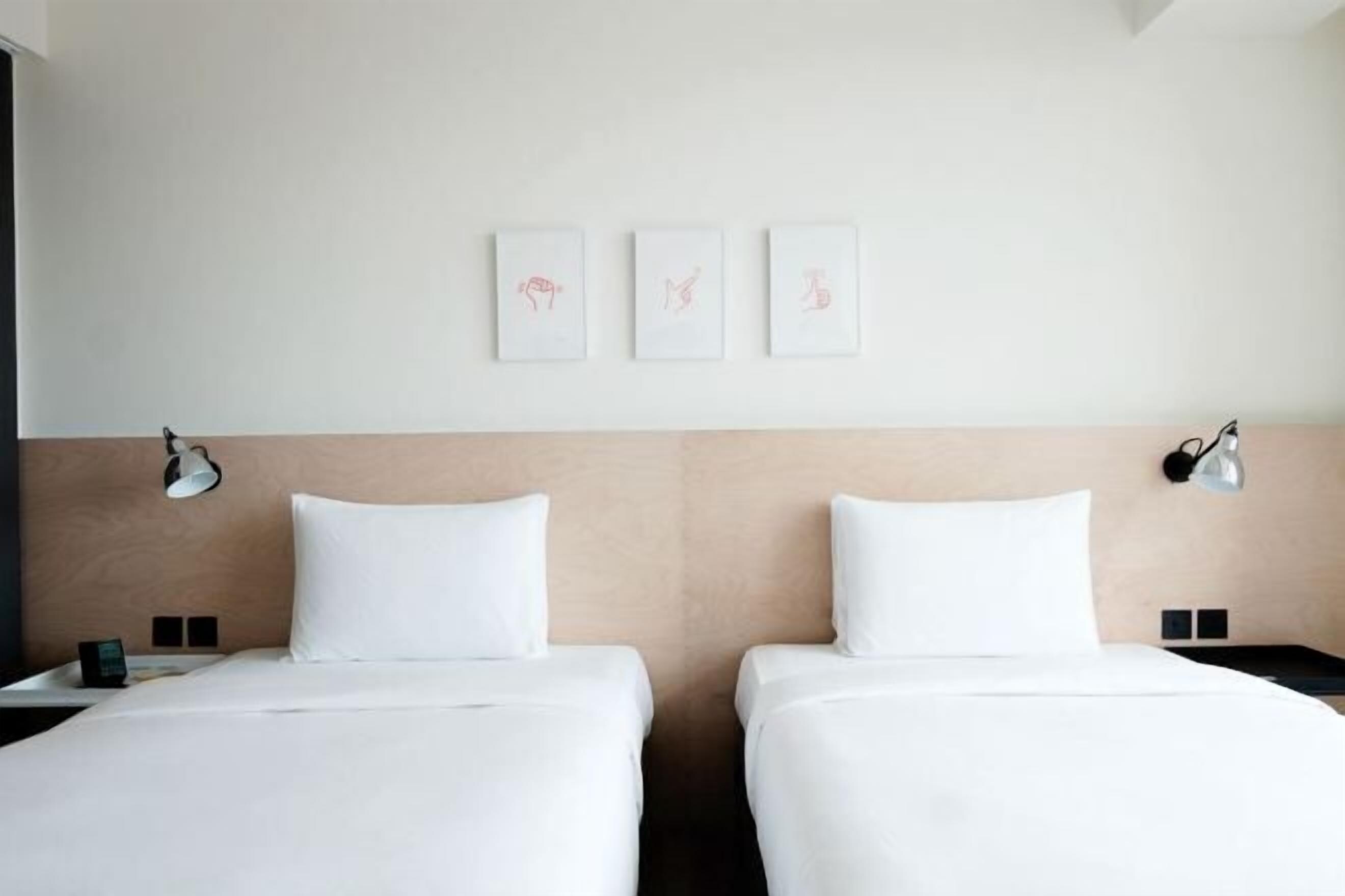 高級寝具、羽毛の掛け布団、セーフティボックス (室内)、デスク