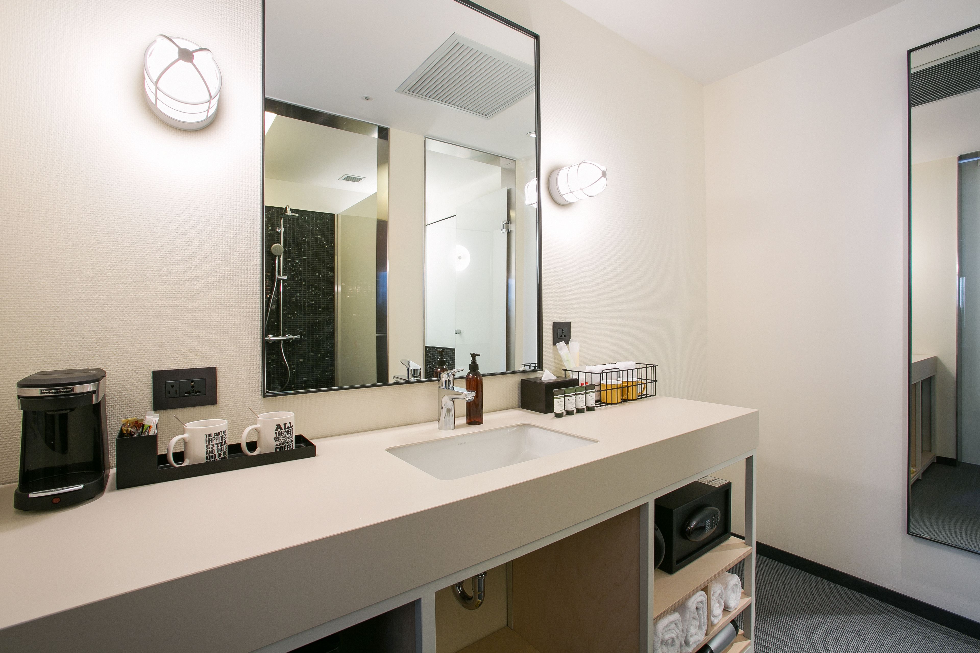 premium bedding, down duvets, in-room safe, desk