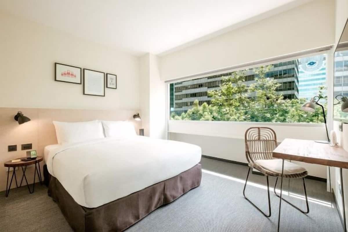 Luxe beddengoed, donsdekens, een kluis op de kamer, een bureau