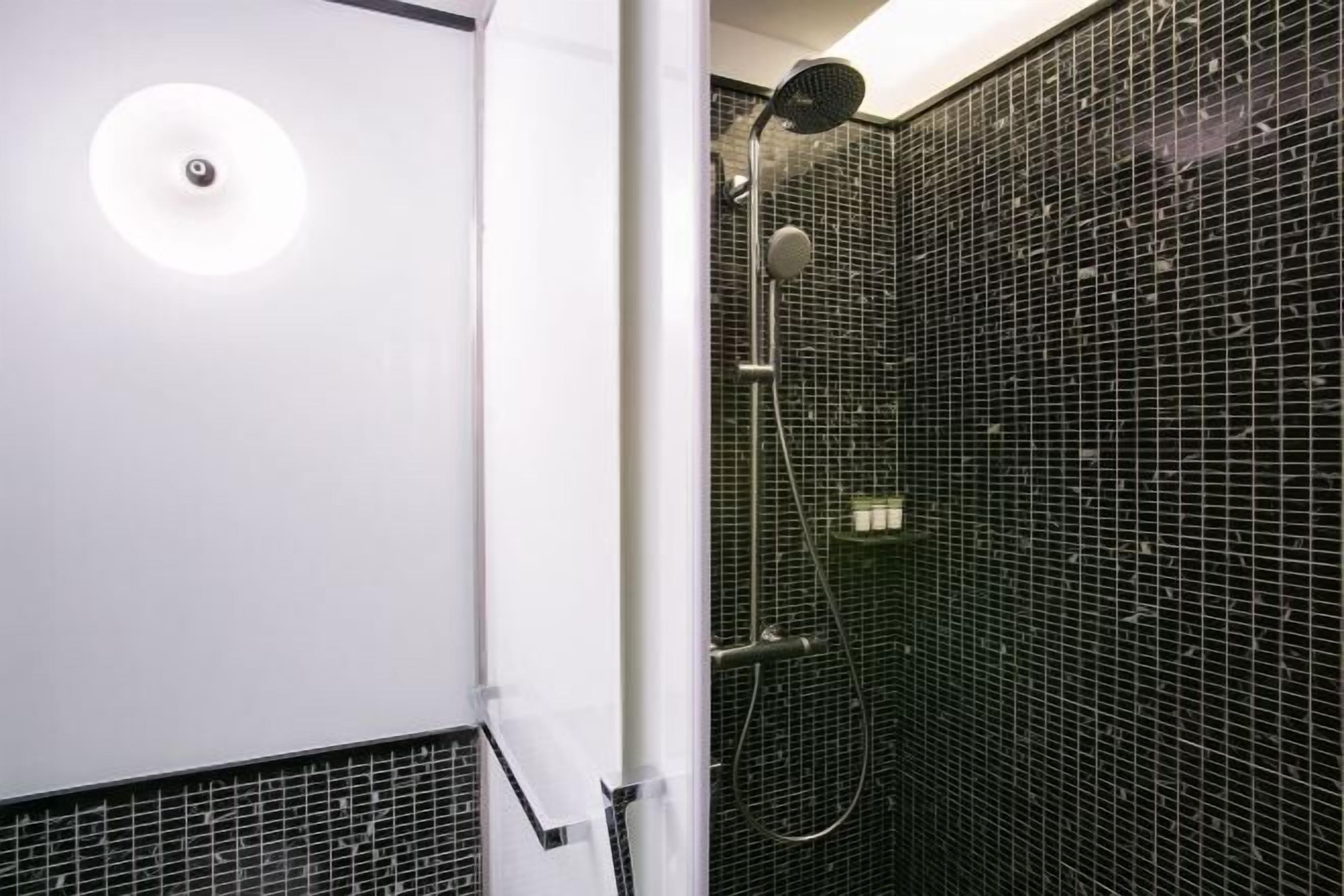 욕실 | 샤워 시설, 레인폴 샤워기, 헤어드라이어, 목욕가운