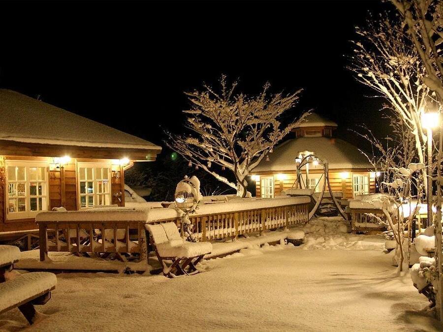 Fachada de la propiedad por la tarde o noche