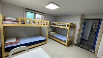 Kamar Keluarga, kamar mandi pribadi | 1 kamar tidur, kedap suara, Wi-Fi gratis, dan seprai linen