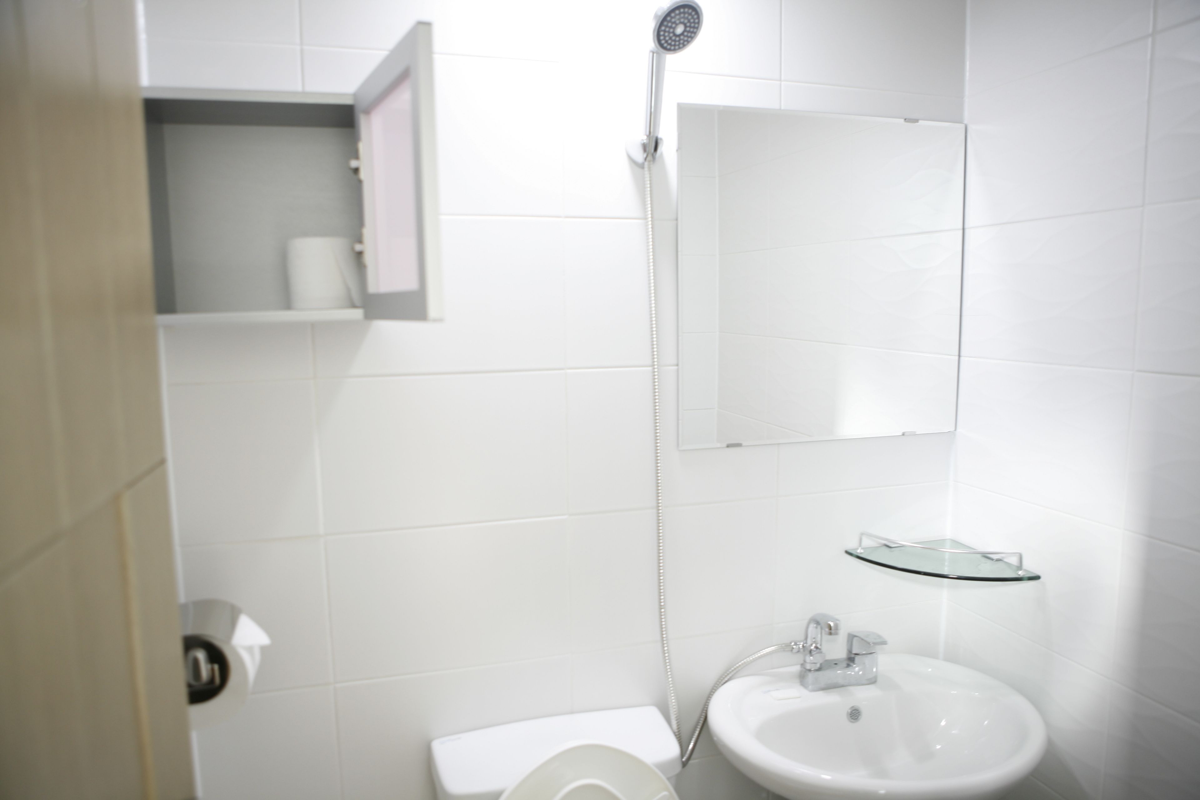 Ein Badezimmer mit Toilette, Waschbecken und Dusche.