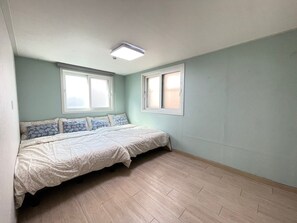 基础四人房, 2 张双人床 | 1 多间卧室、隔音、免费 WiFi、床单
