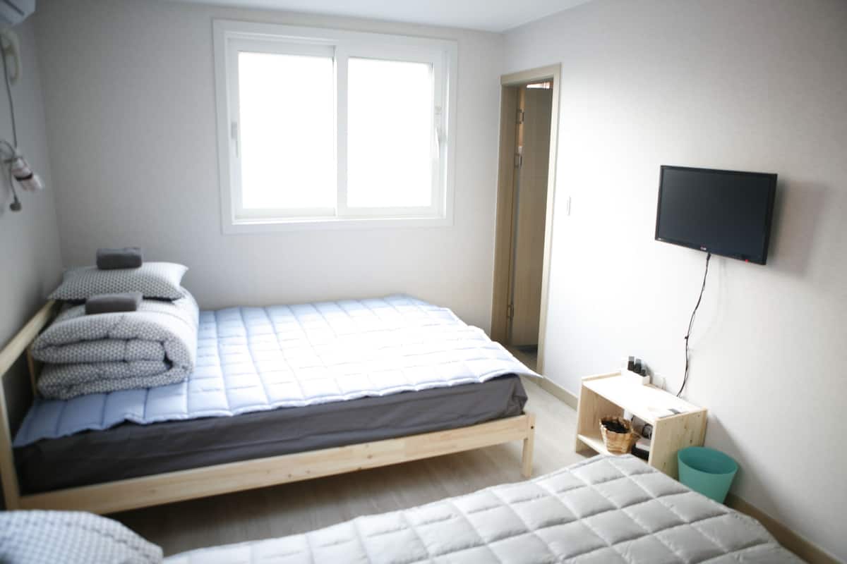1 quarto, quartos à prova de som, Wi-Fi de cortesia, roupa de cama