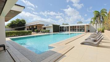 Utendørsbasseng og solsenger