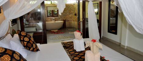 Deluxe Room | In-room safe, desk, free cribs/infant beds, rollaway beds