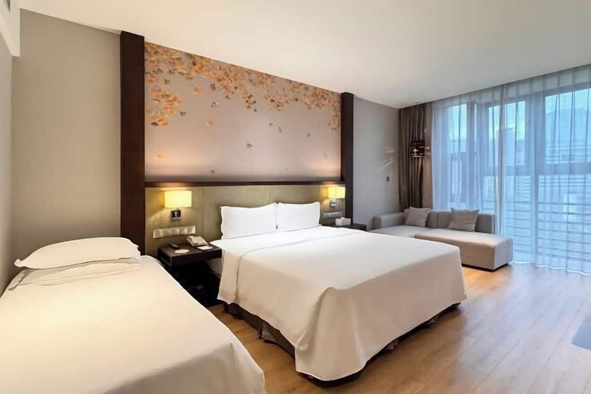 Premium bedding, in-room safe, desk, blackout curtains