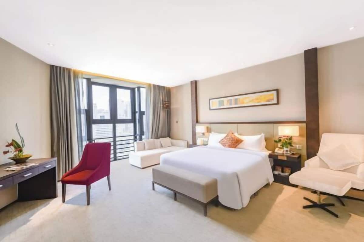 Premium bedding, in-room safe, desk, soundproofing