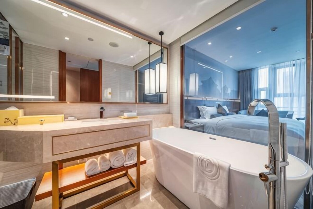 Badkamer | Een douche, een regendouche, gratis toiletartikelen, een haardroger