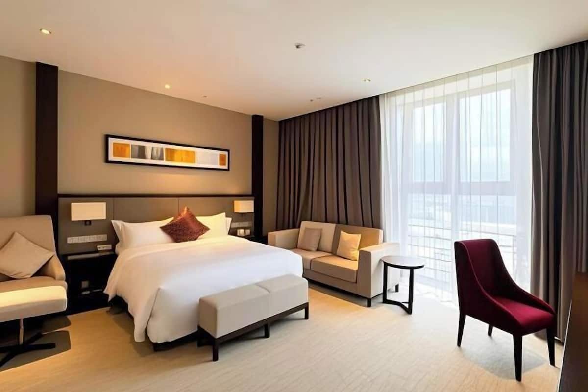 Premium bedding, in-room safe, desk, soundproofing