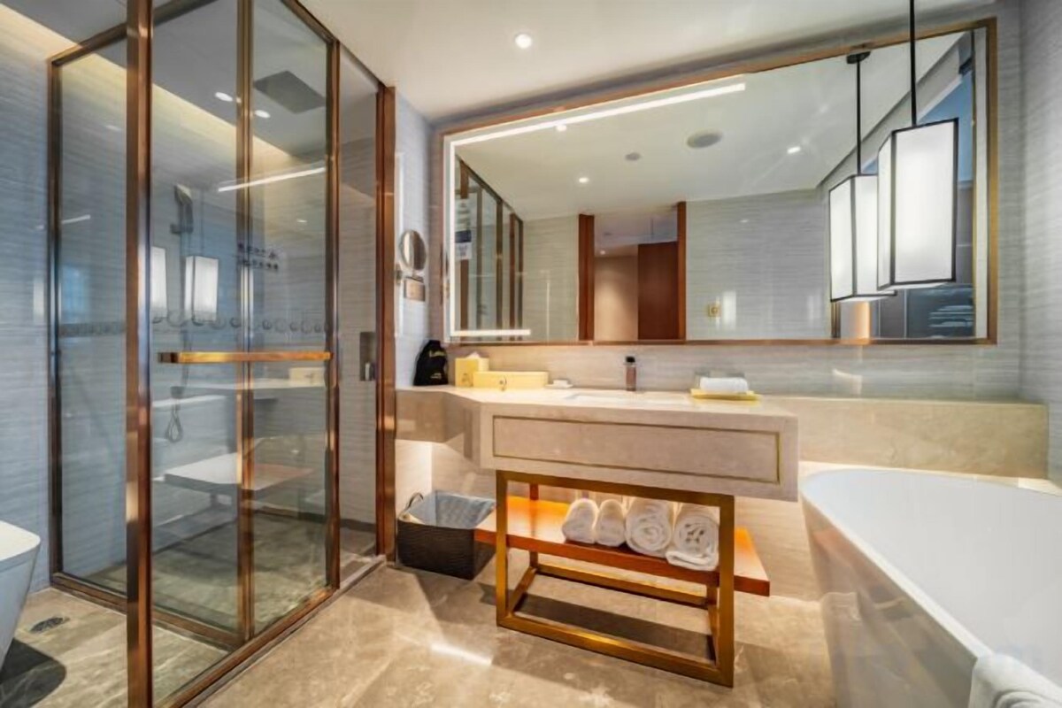 Een douche, een regendouche, gratis toiletartikelen, een haardroger