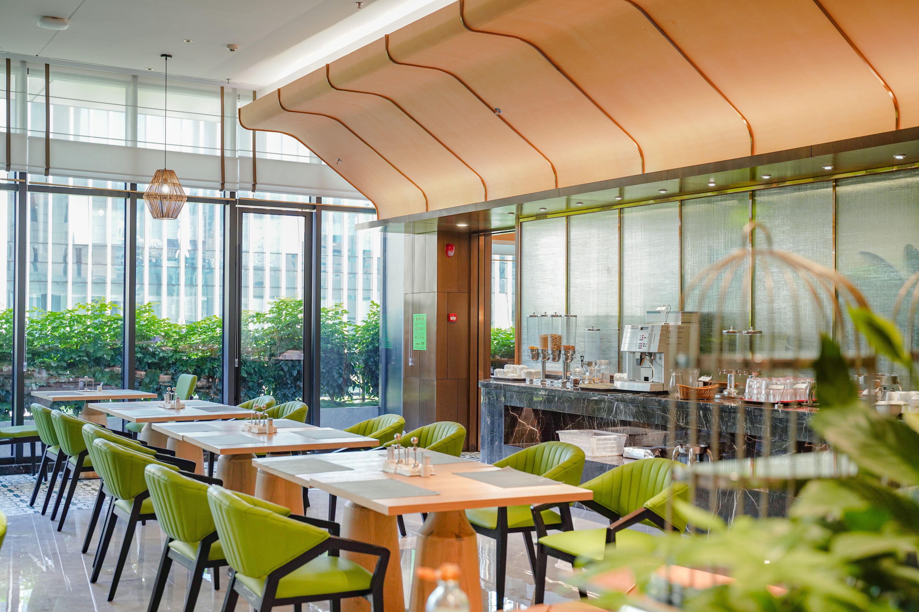 2 restaurants; lunch and dinner served