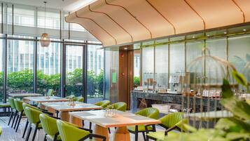 2 restaurants; lunch and dinner served