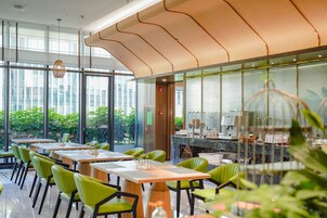 2 间餐厅，供应午餐和晚餐
