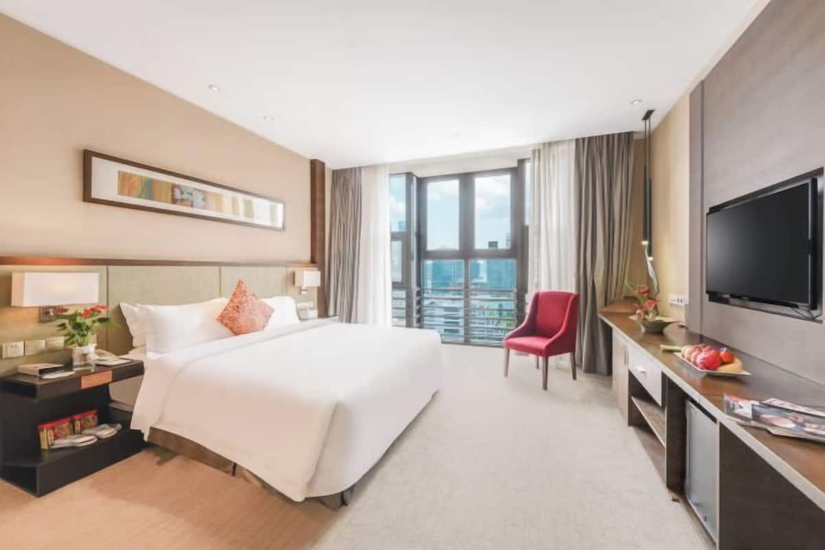 Premium bedding, in-room safe, desk, soundproofing