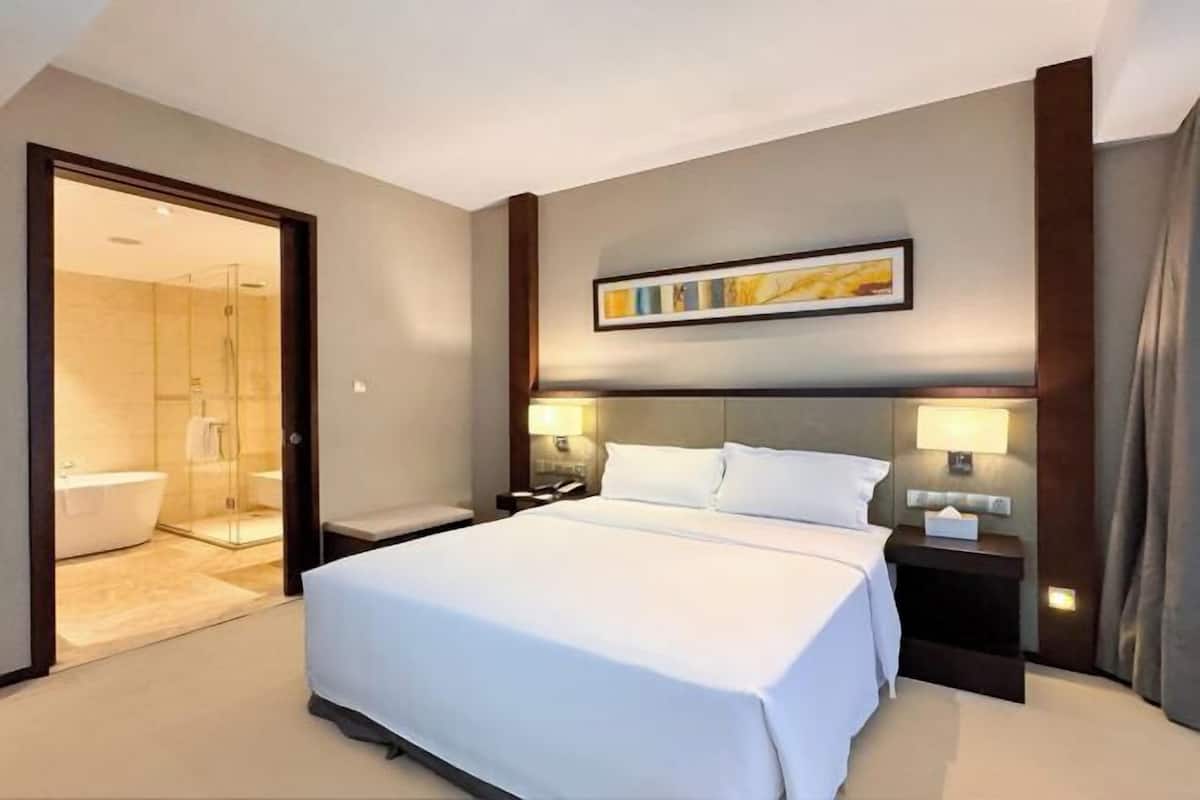 Premium bedding, in-room safe, desk, blackout curtains