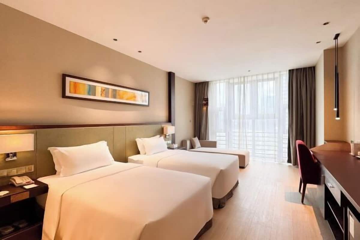 Ropa de cama de alta calidad y caja de seguridad en la habitación