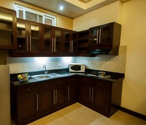Full-sized fridge, microwave, stovetop, cookware/dishes/utensils