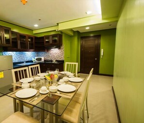 تناول الطعام داخل الغرفة