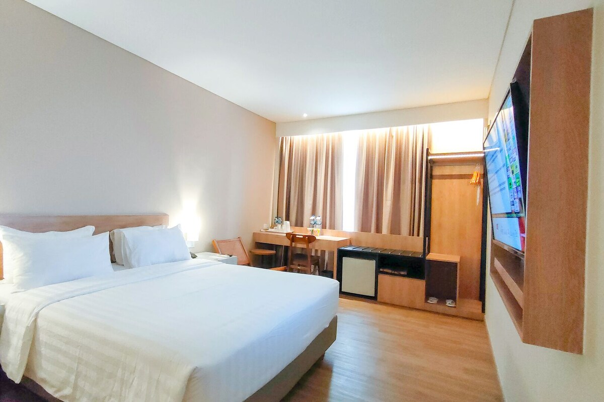 Minibar, coffres-forts dans les chambres, bureau