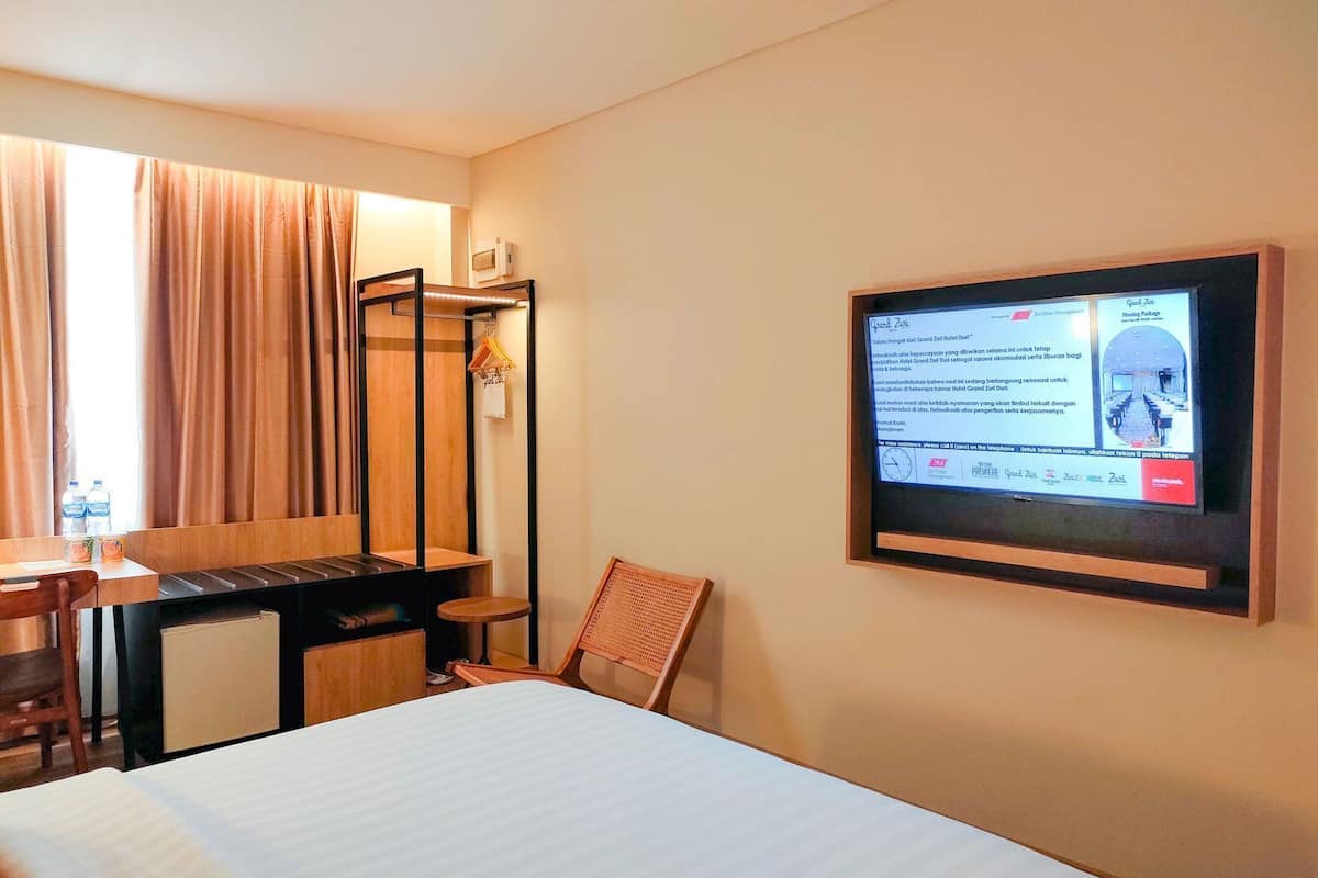 Minibar, coffres-forts dans les chambres, bureau