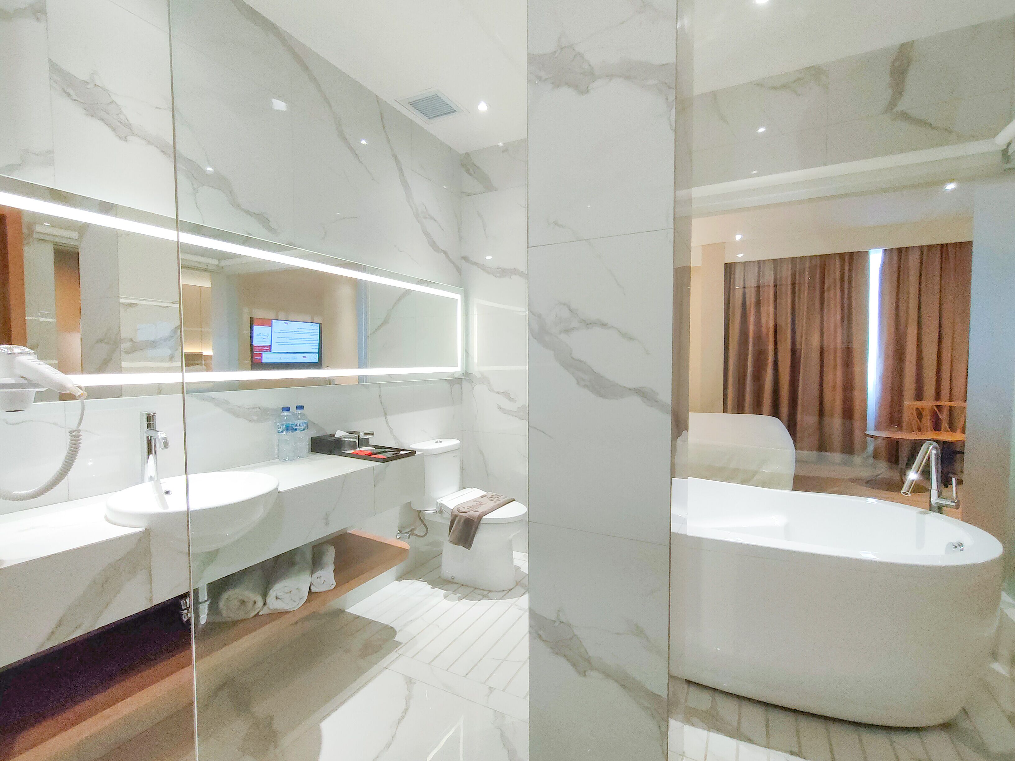 Executive B | Bathroom | Separate bathtub and shower, free toiletries, hair dryer, slippers