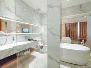Executive B | Baño | Bañera y ducha independientes y artículos de higiene personal gratuitos