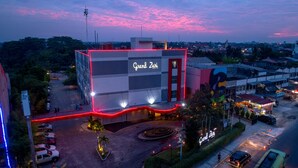 A hotel with a prominent sign reading "Grand Zuri Hotels". - Grand Zuri Hotel Duri (Mandau)