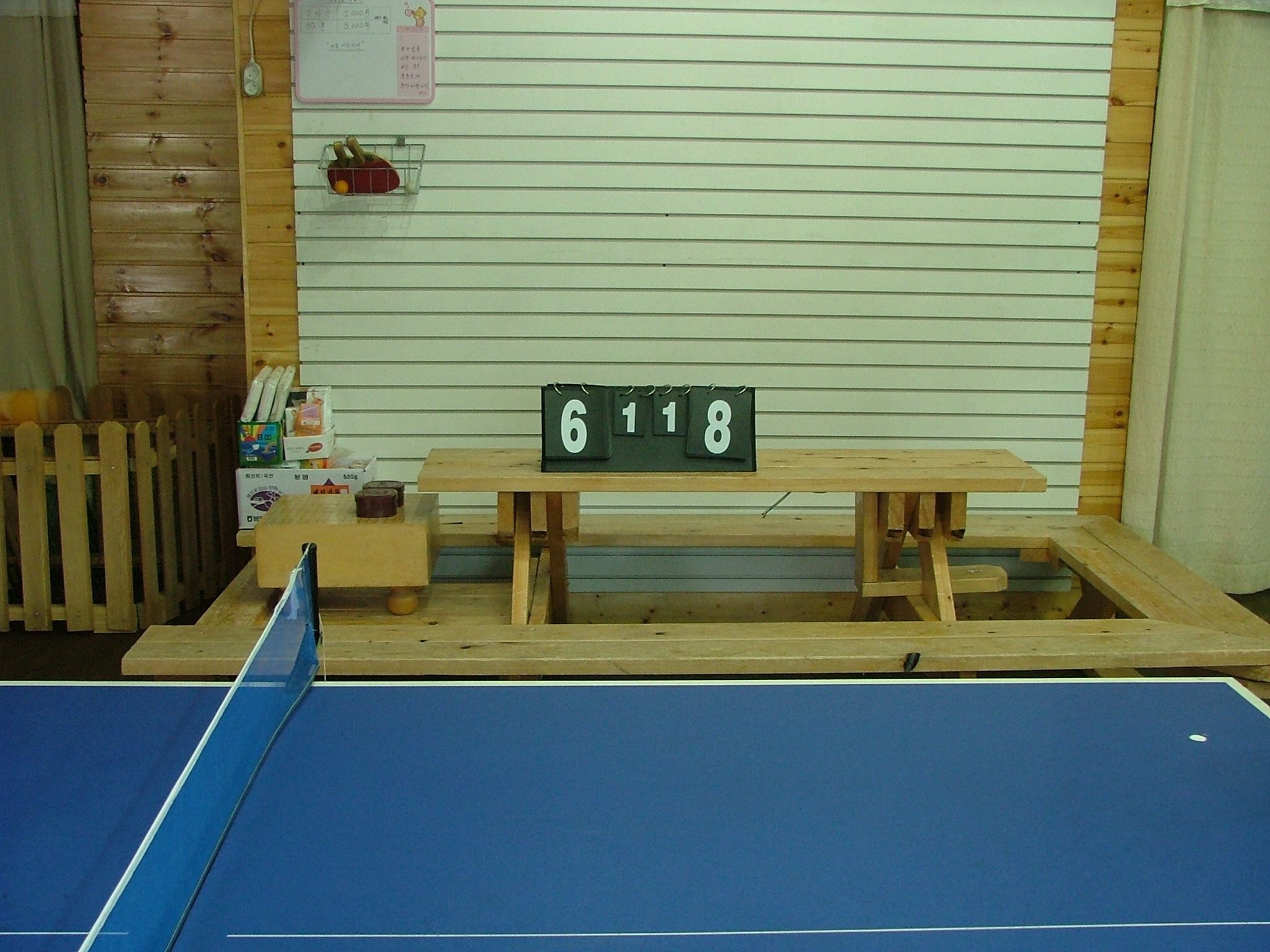 Ein Tischtennischreisel mit Punktestand davor.