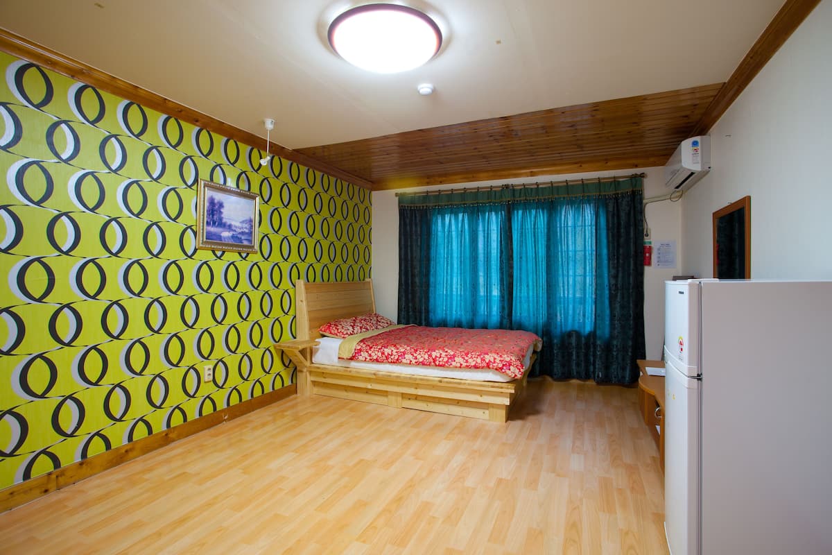 Family Room | Soundproofing, free WiFi