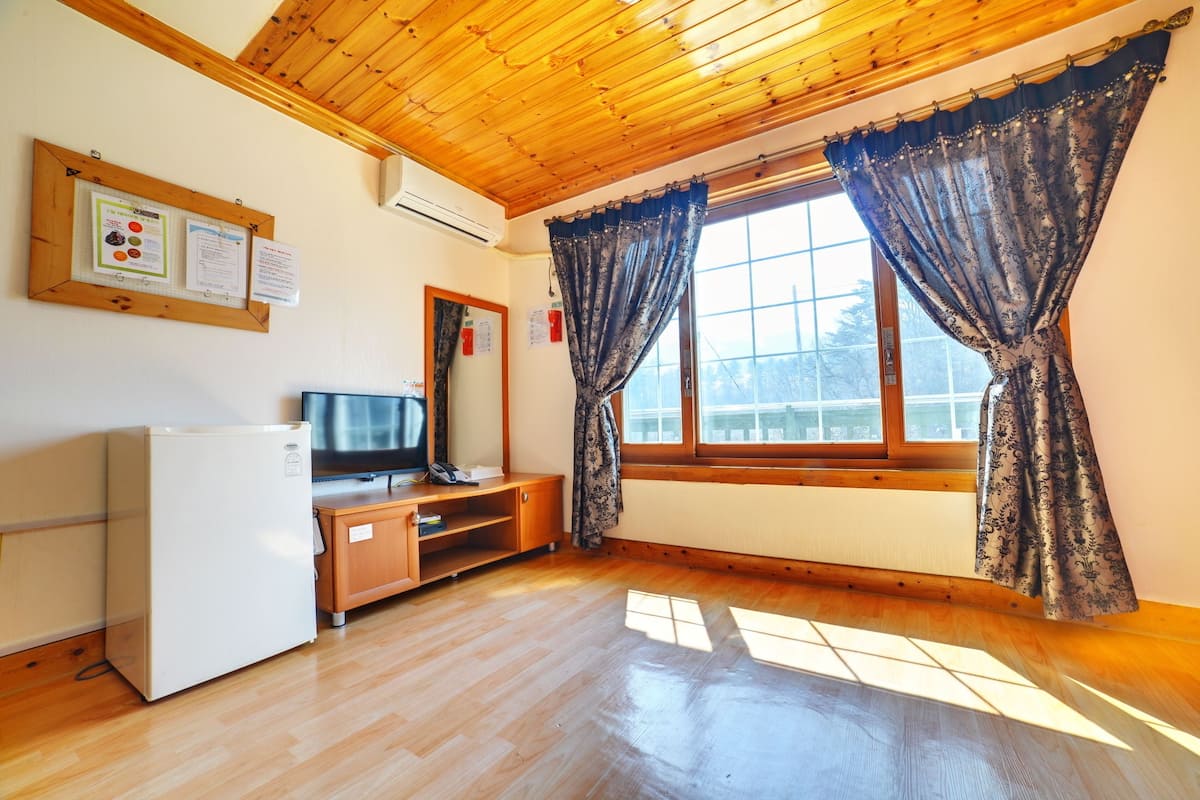 Ondol Room(4-person) | Soundproofing, free WiFi