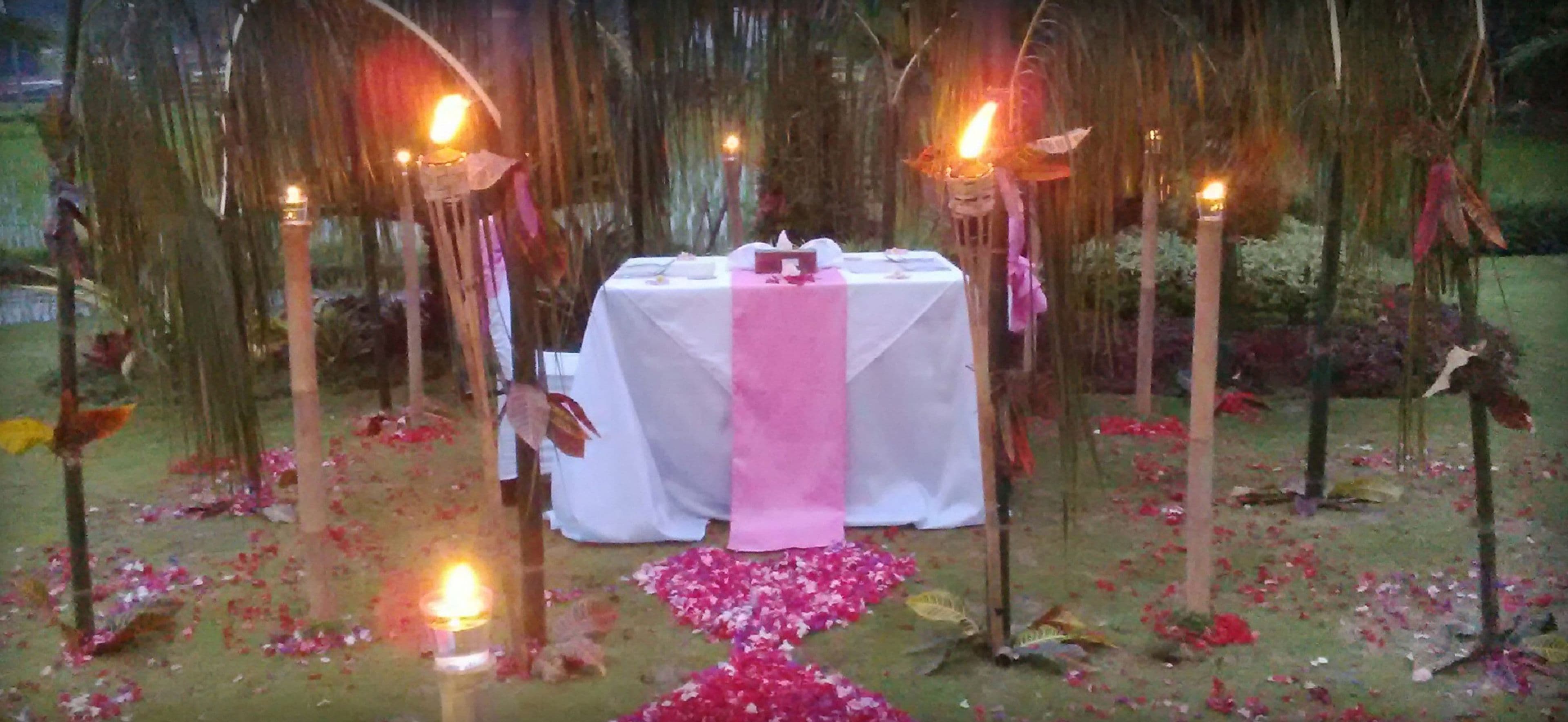 breakfast, lunch, dinner served; international cuisine