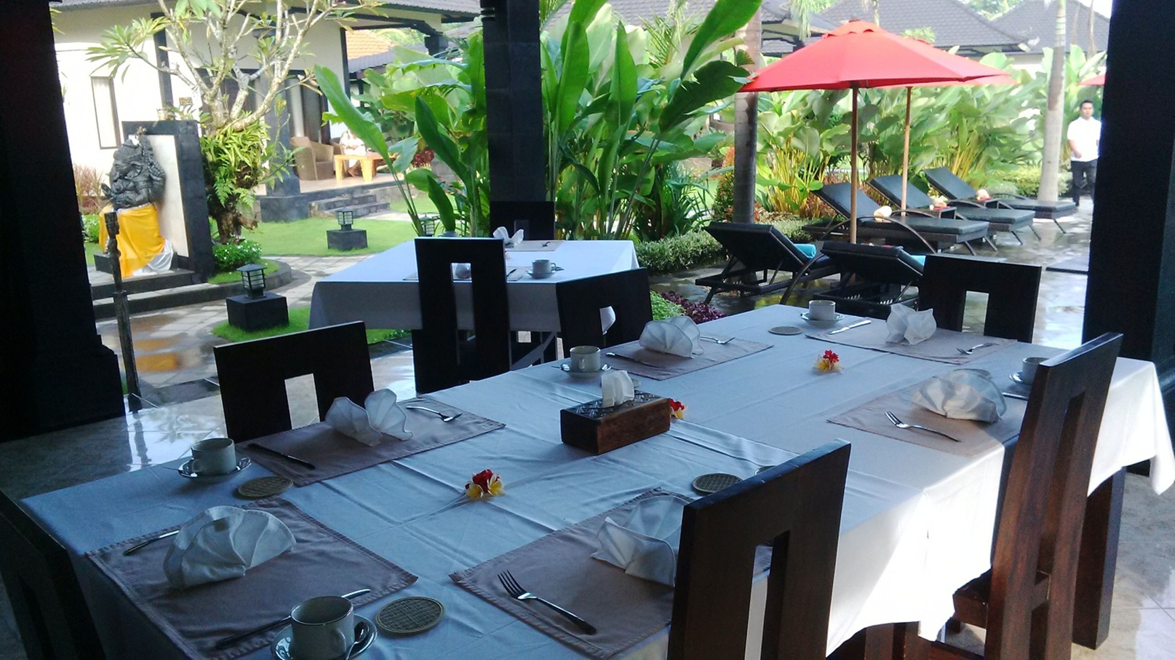 breakfast, lunch, dinner served; international cuisine