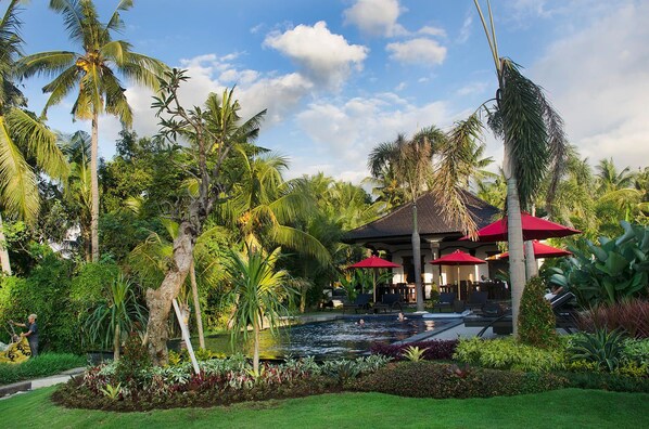 室外游泳池，提供日光浴躺椅