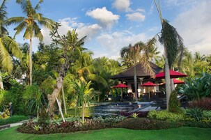 Una piscina al aire libre, sillones reclinables de piscina