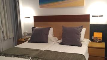 City kamer, 1 twee- of 2 eenpersoonsbedden | Luxe beddengoed, een minibar, een kluis op de kamer