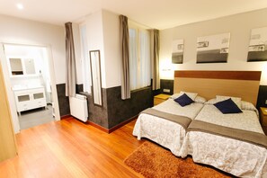 Habitación City con 1 cama doble o 2 individuales | Ropa de cama de alta calidad, minibar, caja fuerte