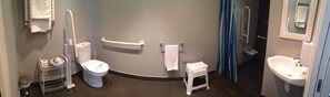 City Double or Twin Room | Bathroom | Shower, free toiletries, hair dryer, towels - Pensión San Sebastián Centro (San Sebastián)