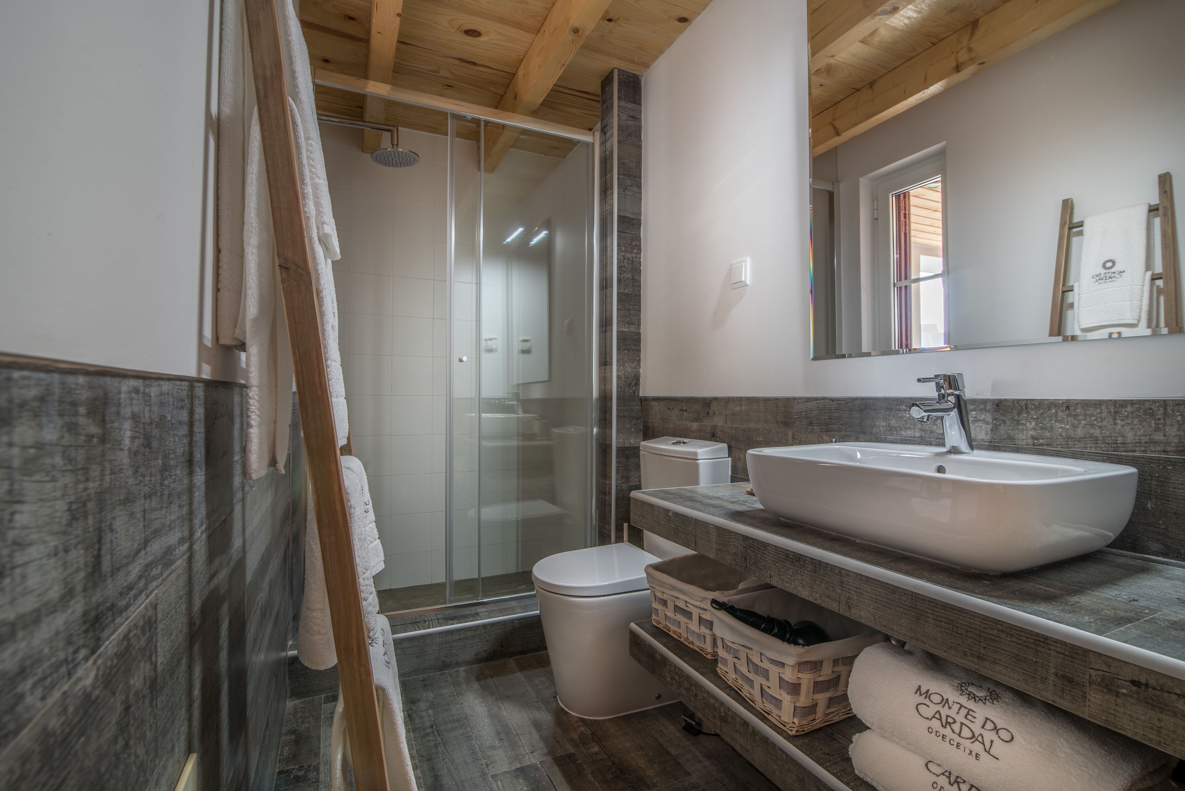 cottage, mezzanine | bathroom | shower, free toiletries, hair dryer, dressing gowns