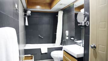 Combined shower/bathtub, jetted bath, free toiletries, hair dryer