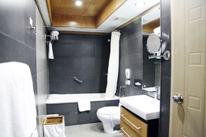 Combined shower/bathtub, jetted bath, free toiletries, hair dryer - Platinum Suites (Dhaka)