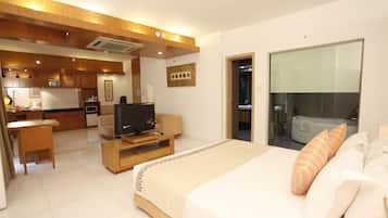 Suite | 1 bedroom, premium bedding, minibar, in-room safe