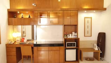 Suite | Private kitchen | Fridge, microwave, coffee/tea maker