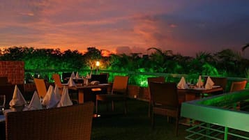 2 restaurants, breakfast served